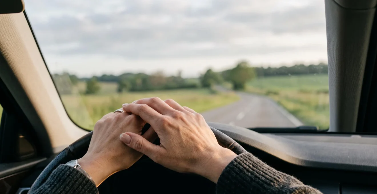 Conducteur au volant sur une route au lever du jour symbolisant la mise en regle immediate avec l'assurance responsabilite civile