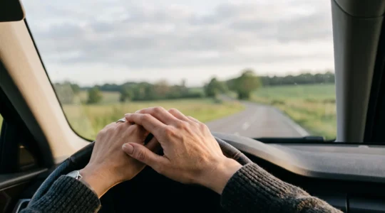 Conducteur au volant sur une route au lever du jour symbolisant la mise en regle immediate avec l'assurance responsabilite civile