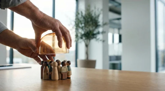 Dirigeant de TPE française sécurisant la protection sociale de son équipe, symbole de conformité URSSAF