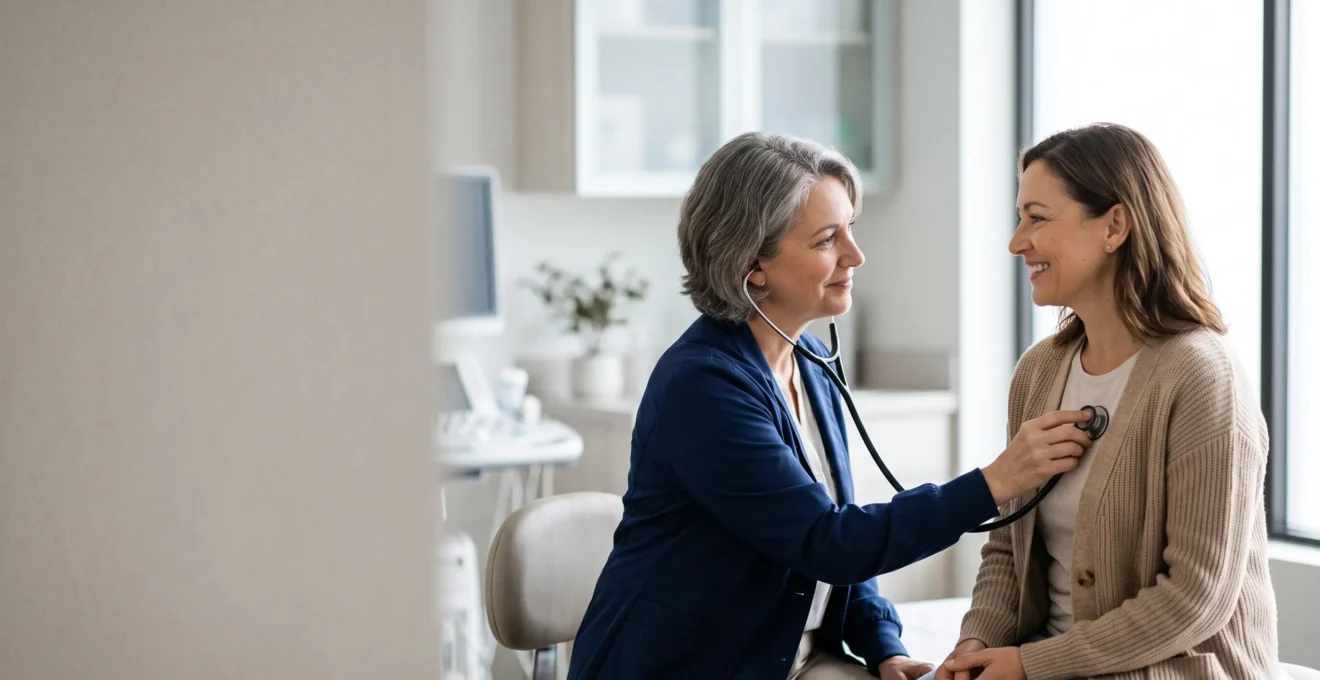 Patient serein lors d'une consultation cardiologique, illustrant l'accès aux soins sans avance de frais grâce à la mutuelle