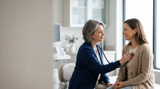Patient serein lors d'une consultation cardiologique, illustrant l'accès aux soins sans avance de frais grâce à la mutuelle