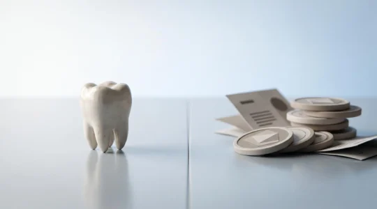 Illustration symbolique du contraste entre le cout eleve d'une couronne ou d'un implant dentaire et le remboursement partiel de la mutuelle