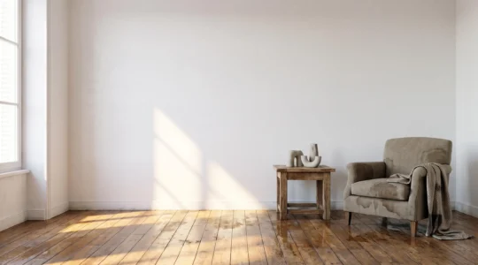 Salon endommagé par un dégât des eaux avec objets personnels partiellement recouverts, symbolisant le processus d'indemnisation d'une assurance habitation